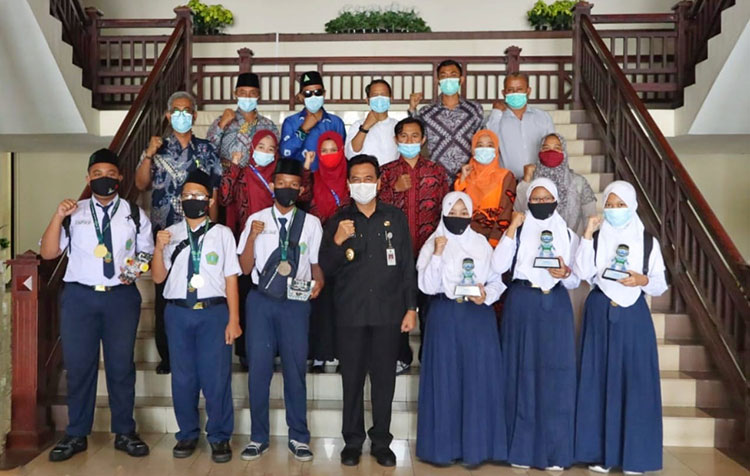 Plt. Bupati Gresik Moh. Qosim bersama Kepala Sekolah, Guru, dan Siswa MTs Nurul Islam Pongangan. (foto: SYUHUD/ BANGSAONLINE)