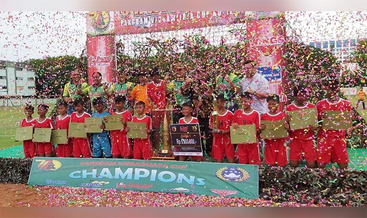 Para pemain SSB KFFC Jombang merayakan juara turnamen sepak bola piala Pangdam Brawijaya.