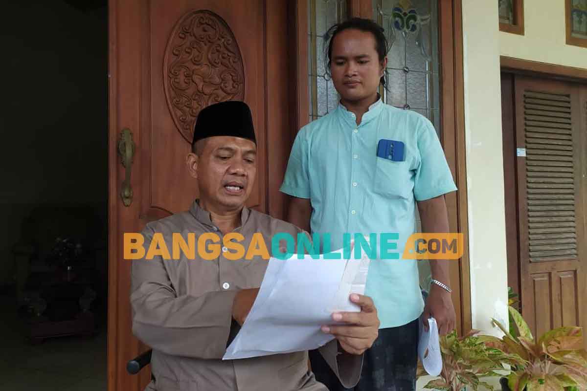 Kuasa hukum Muhammad Dangken saat menjelaskan lembaran surat keterangan pembelian tanah kepada keluarga Marsui. Foto : MUTAMMIM/BANGSAONLINE