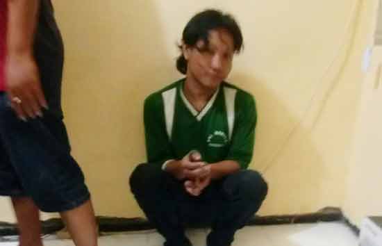 Pelaku saat diamankan di Mapolsek Rungkut