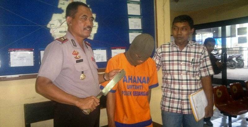Kapolsek Gedangan Kompol Fathoni (kiri) menunjukkan parang dan tersangka Dedi Yuwono (tengah) yang hendak hendak digunakan oleh tersangka, kemarin. (foto nanang ichwan/BangsaOnline)