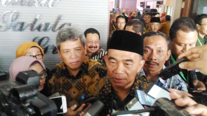 Prof. Dr. Muhajir Effendi, MAP, Mendiknas, saat diwawancarai awak media, usai membuka seminar pendidikan di VEDC Malang. Tampak hadir pula H. Pujianto, SE, M.Hum, Ketua DPD PAN Kota Malang, Minggu (22/4). Foto: IWAN I/BANGSAONLINE