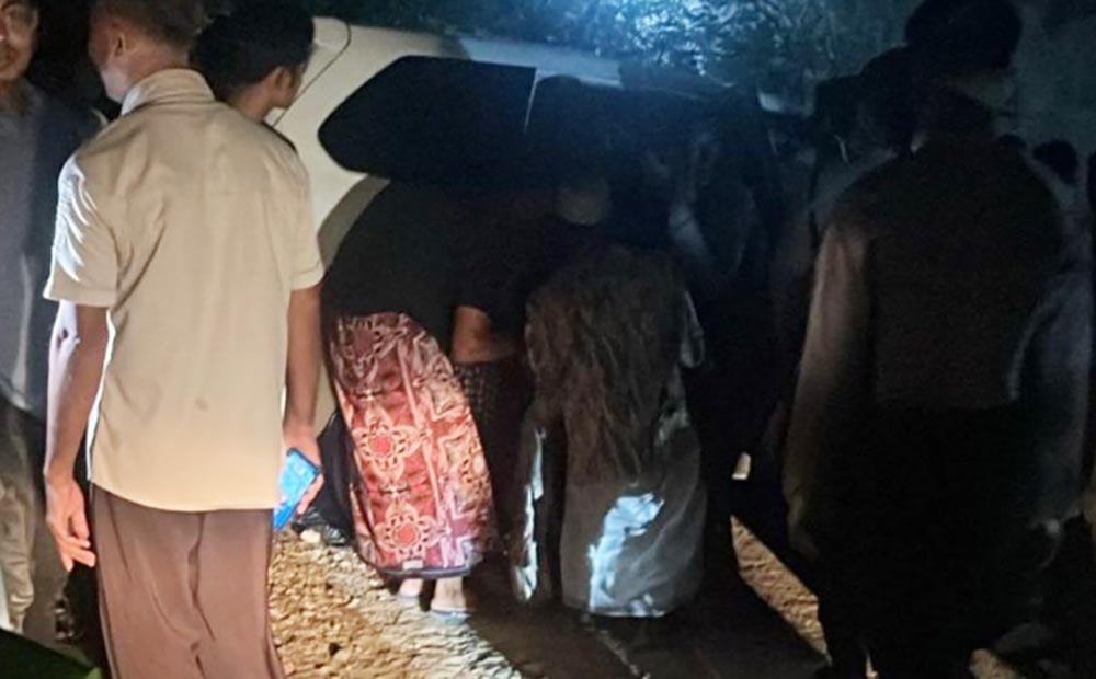Korban saat dievakuasi ke Puskesmas Kowel menggunakan ambulans untuk mendapatkan pertolongan.