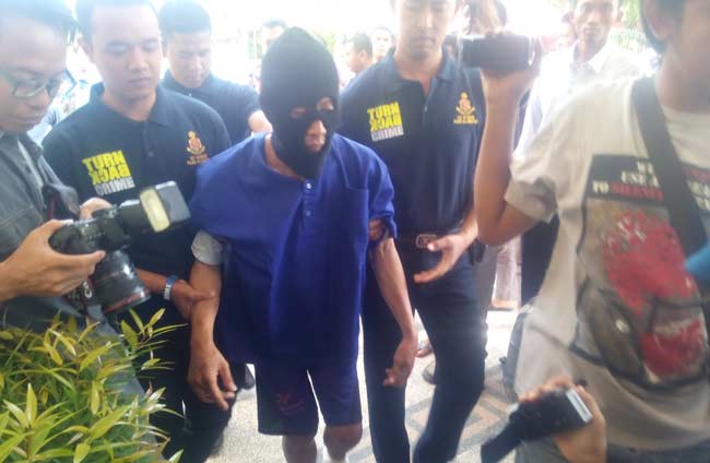 Tersangka saat dikeler menuju Mapolres Bojonegoro. foto: EKY NURHADI/ BANGSAONLINE