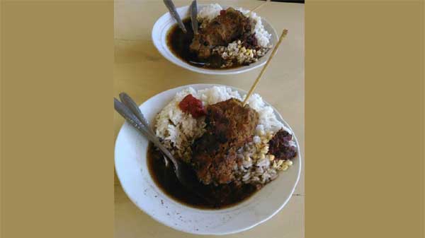 Menyantap Sate Komoh Pasuruan, Bikin Mulut Dijubeli Daging Sekepal Tangan