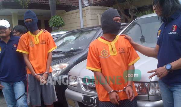 Dua tersangka beserta barang bukti saat diamankan di Mapolres Lamongan. foto: nurqomar/ BANGSAONLINE