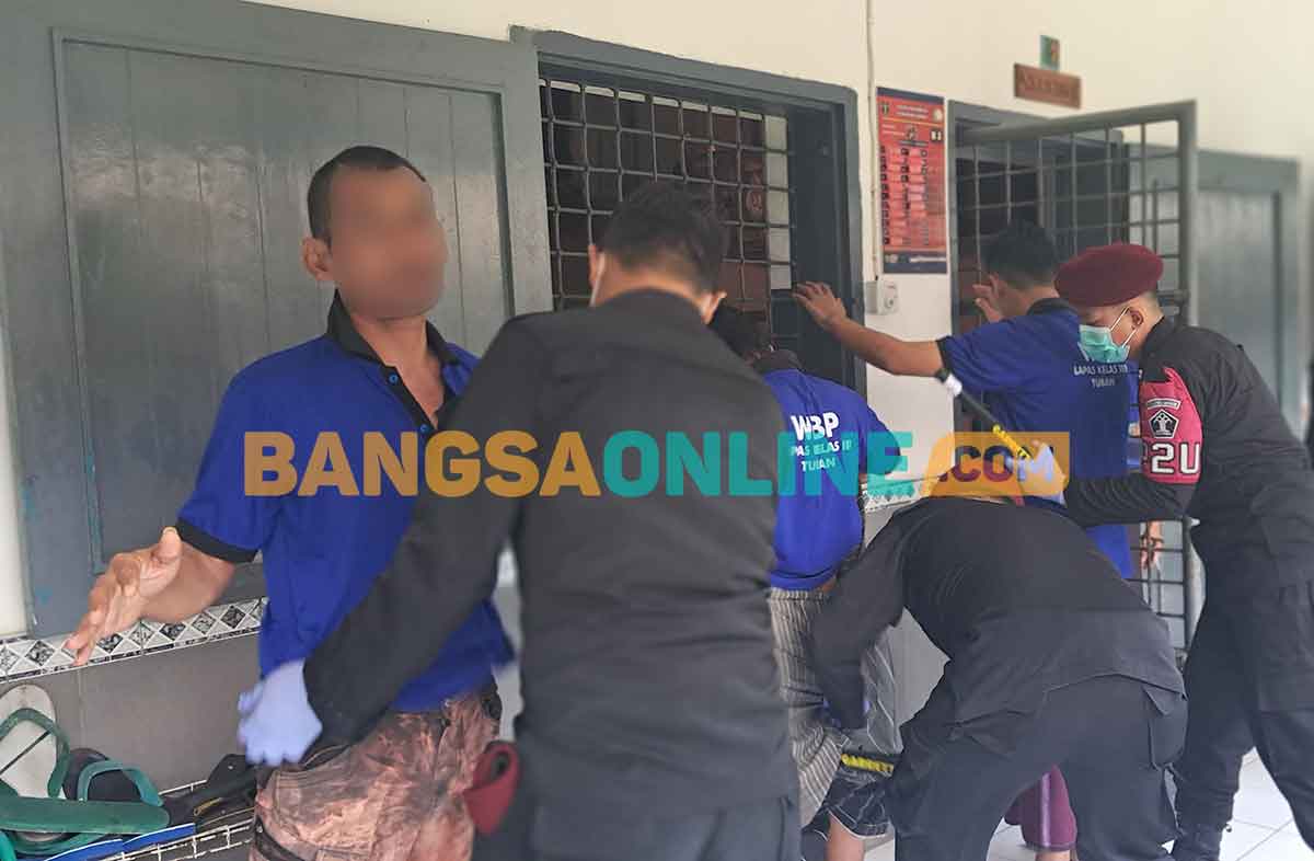 Petugas gabungan saat melaksanakan penggeledahan kamar hunian WBP Lapas Tuban. Foto: ACHMAD CHOIRUDIN