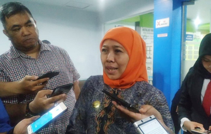 Gubernur Jatim Khofifah Indar Parawansa saat memberikan keterangan persnya, usai menjenguk Arumi di RSIA Kendangsari Surabaya.