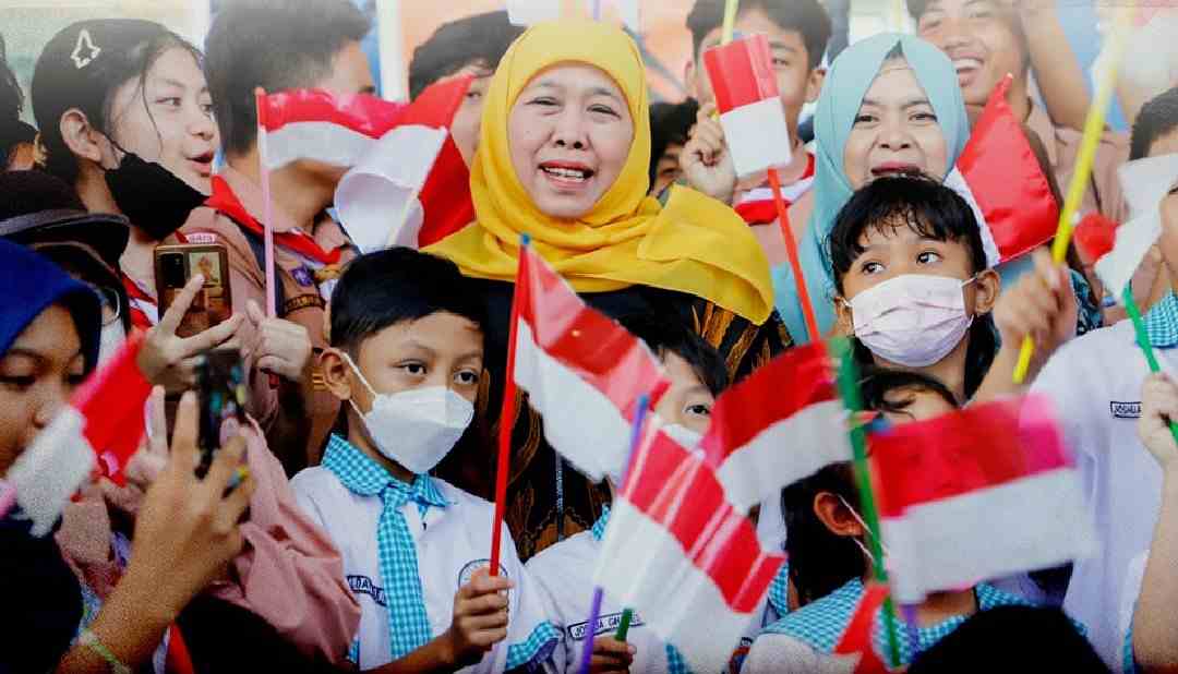 Khofifah Indar Parawansa bersama anak-anak dalam suatu acara. Foto: Pemprov Jatim