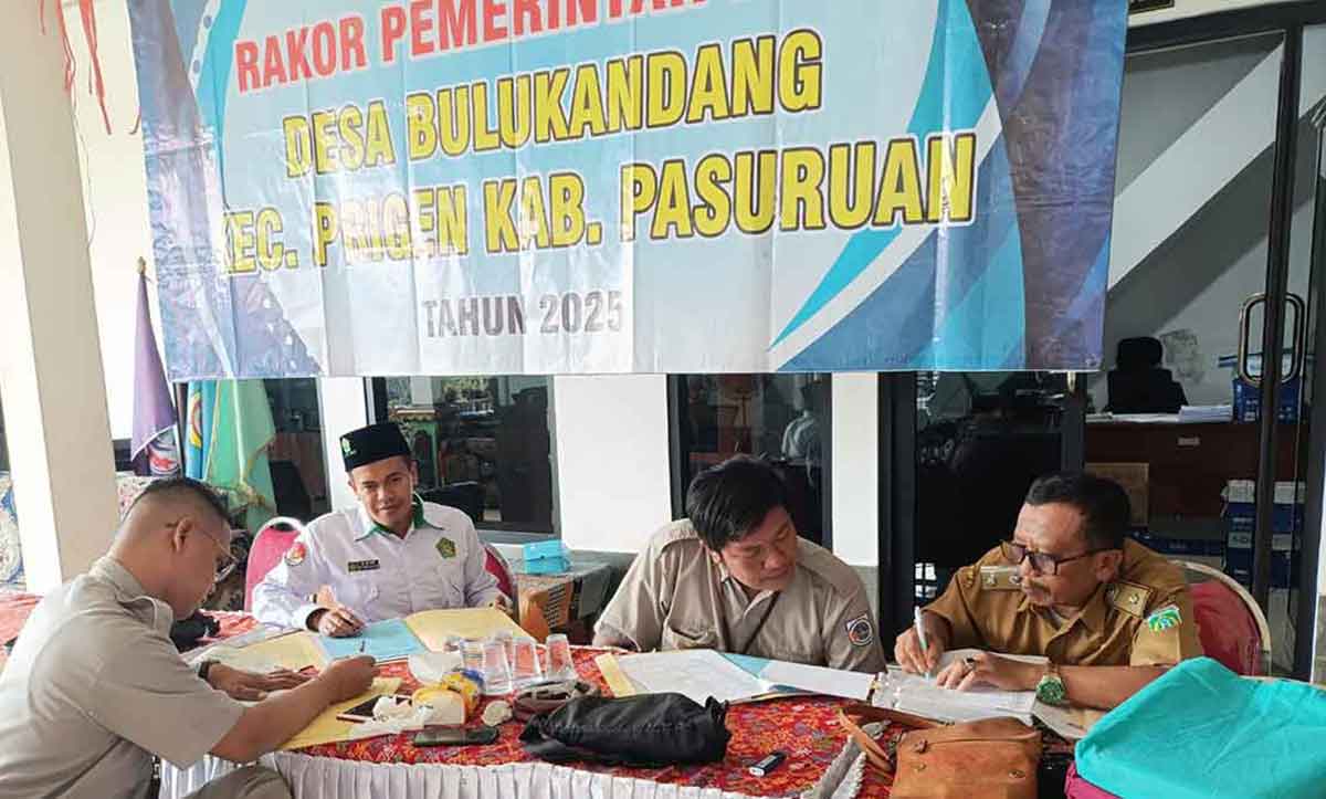 Tim Wakaf Katah Kabupaten Pasuruan saat berada di Desa Bulukandang.