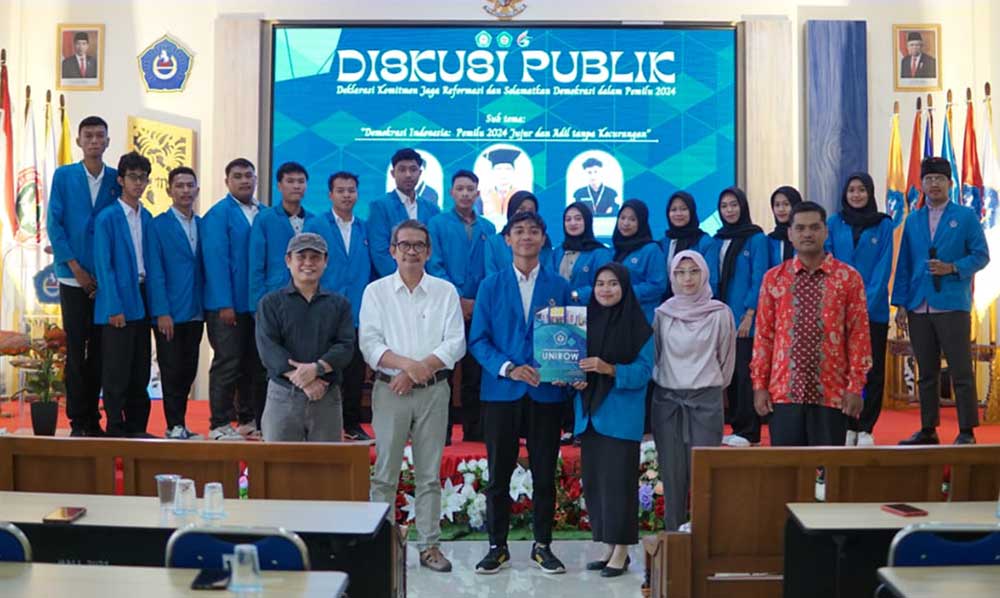 BEM Unirow bersama rektor, puluhan mahasiswa, beserta jajaran melakukan deklarasi setelah melakukan diskusi publik.