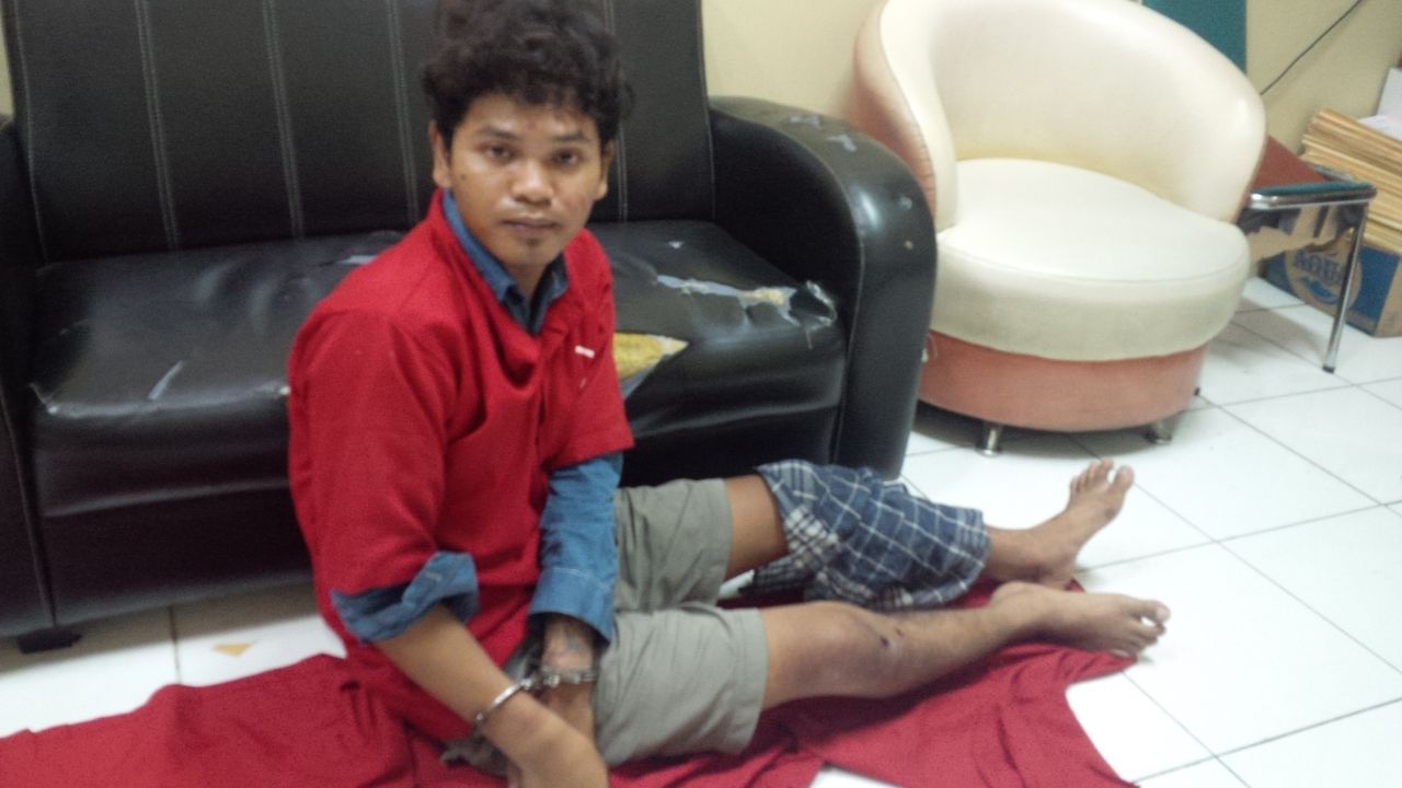 Abdul Ghofur, pencuri sepeda motor asal Lamongan meringkuk di Polrestabes Surabaya . Foto: Eko/bangsaonline.com