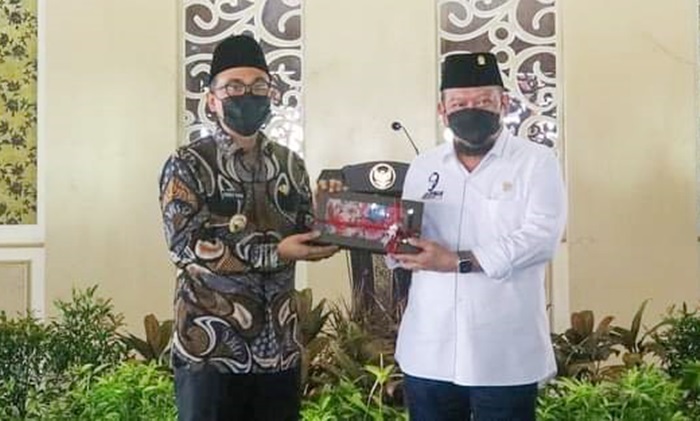 Bupati Pamekasan Baddrut Tamam saat menerima kunjungan Ketua DPD RI La Nyala M Mattaliti di Mandhapa Agung Ronggosukowati.