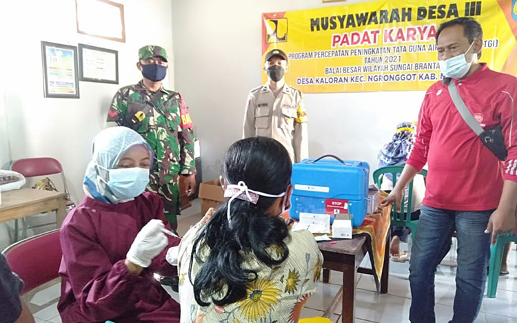 Polres Nganjuk bekerja sama dengan Satgas Penanganan Covid-19 Nganjuk menggelar program percepatan vaksinasi Covid-19, Selasa (15/6/2021). (foto: BAMBANG/ BANGSAONLINE)