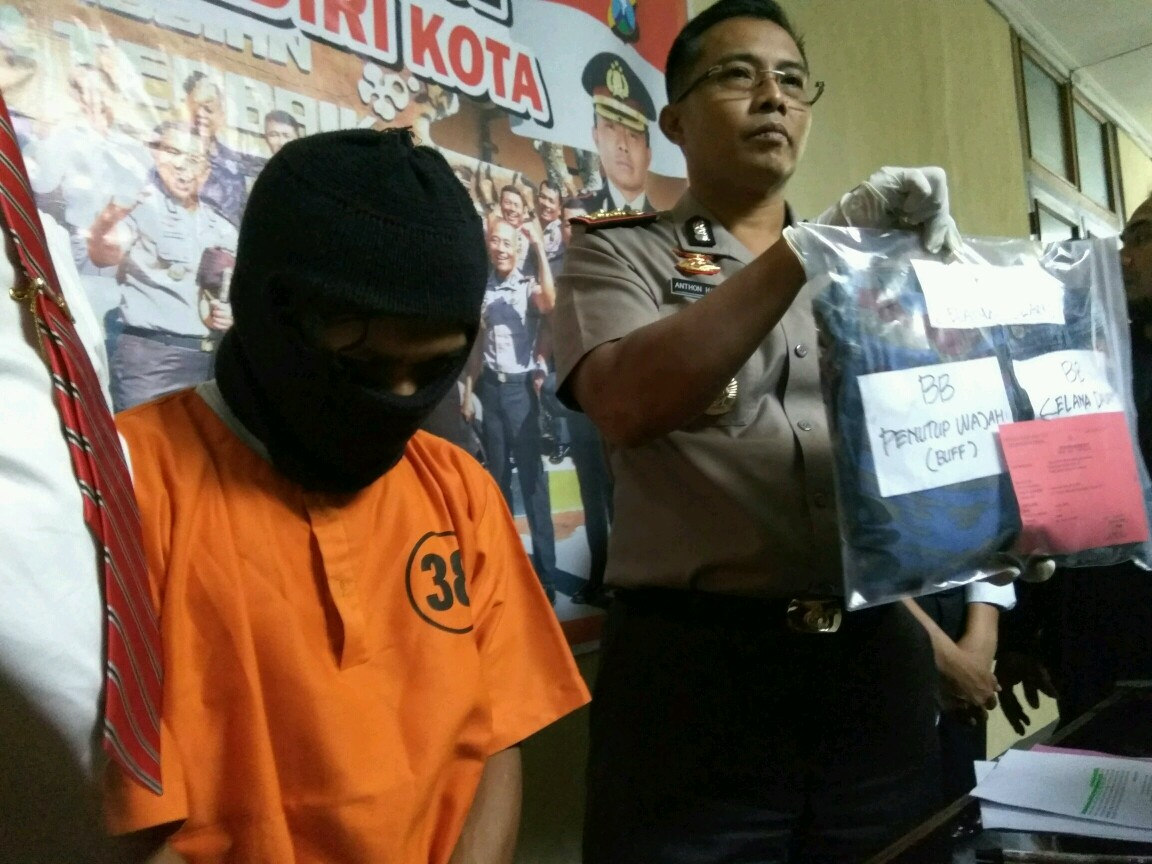 Tersangka bersama barang bukti saat diamankan di Mapolresta Kediri.