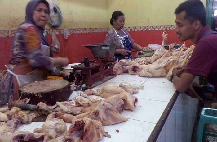 Daging ayam menjadi salah satu komoditi yang mengalami kenaikan di Pasar Sidoharjo.