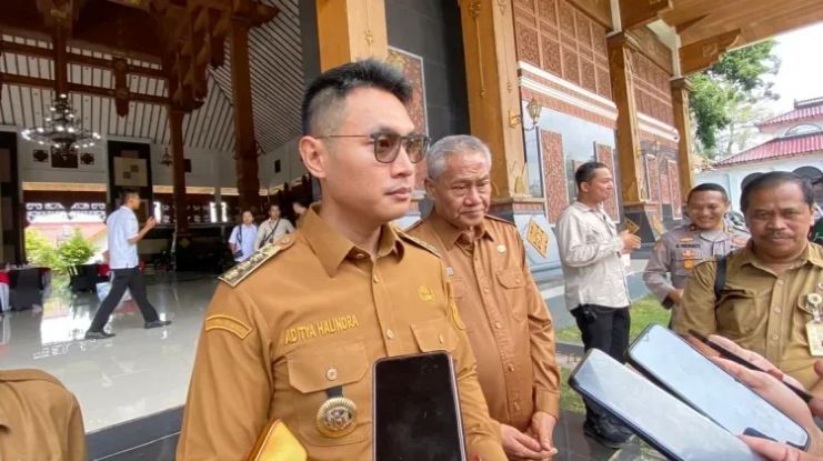 Aditya Halindra Faridzky, Bupati Tuban saat memberikan pernyataan kepada awak media