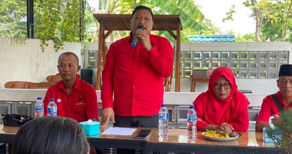 Ketua DPC PDIP Gresik, Mujid Riduan, saat konsolidasi internal partai dan sosialisasikan intruksi DPP Nomor 232 tahun 2025. Foto: Ist
