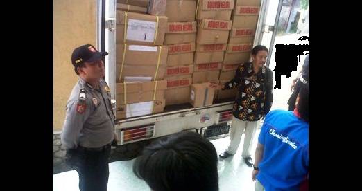 DIKAWAL KETAT: Sebanyak 250 box soal UN untuk siswa-siswi SMA/MA, SMK dan Paket C tiba di kantor Disdik Bojonegoro. Foto: Eky Nurhadi/BANGSAONLINE