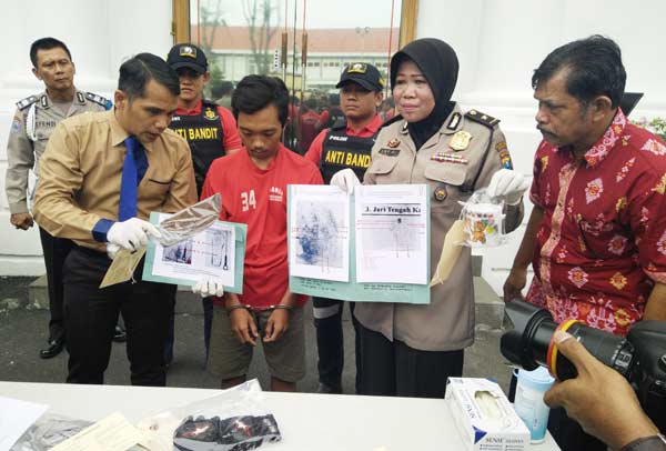 Tersangka dan barang bukti saat dirilis di Mapolrestabes Surabaya