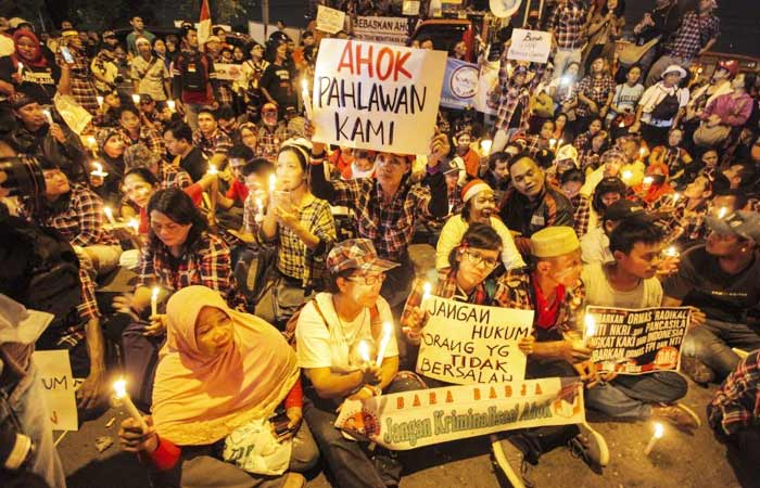 Massa pro-Ahok demo menuntut agar terdakwa kasus penistaan agama itu dibebaskan. foto: ilustrasi / tribunislam