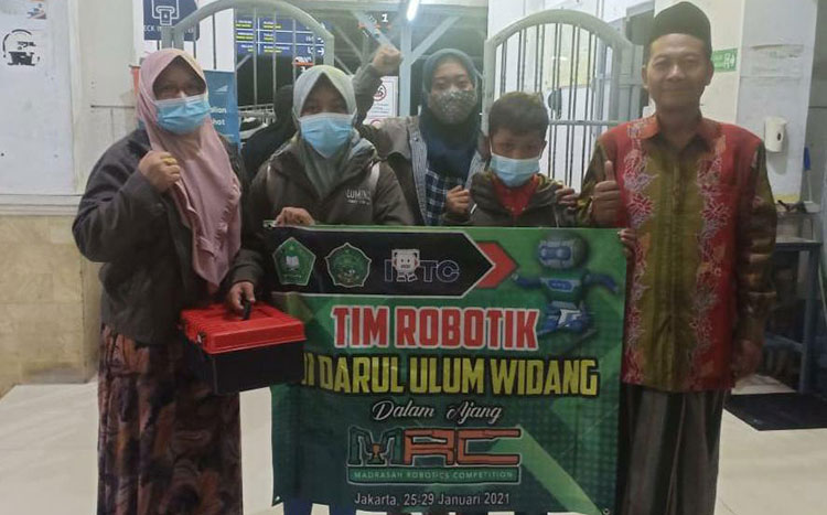 Tim Robotik MI Darul Ulum Widang. (foto: ist)
