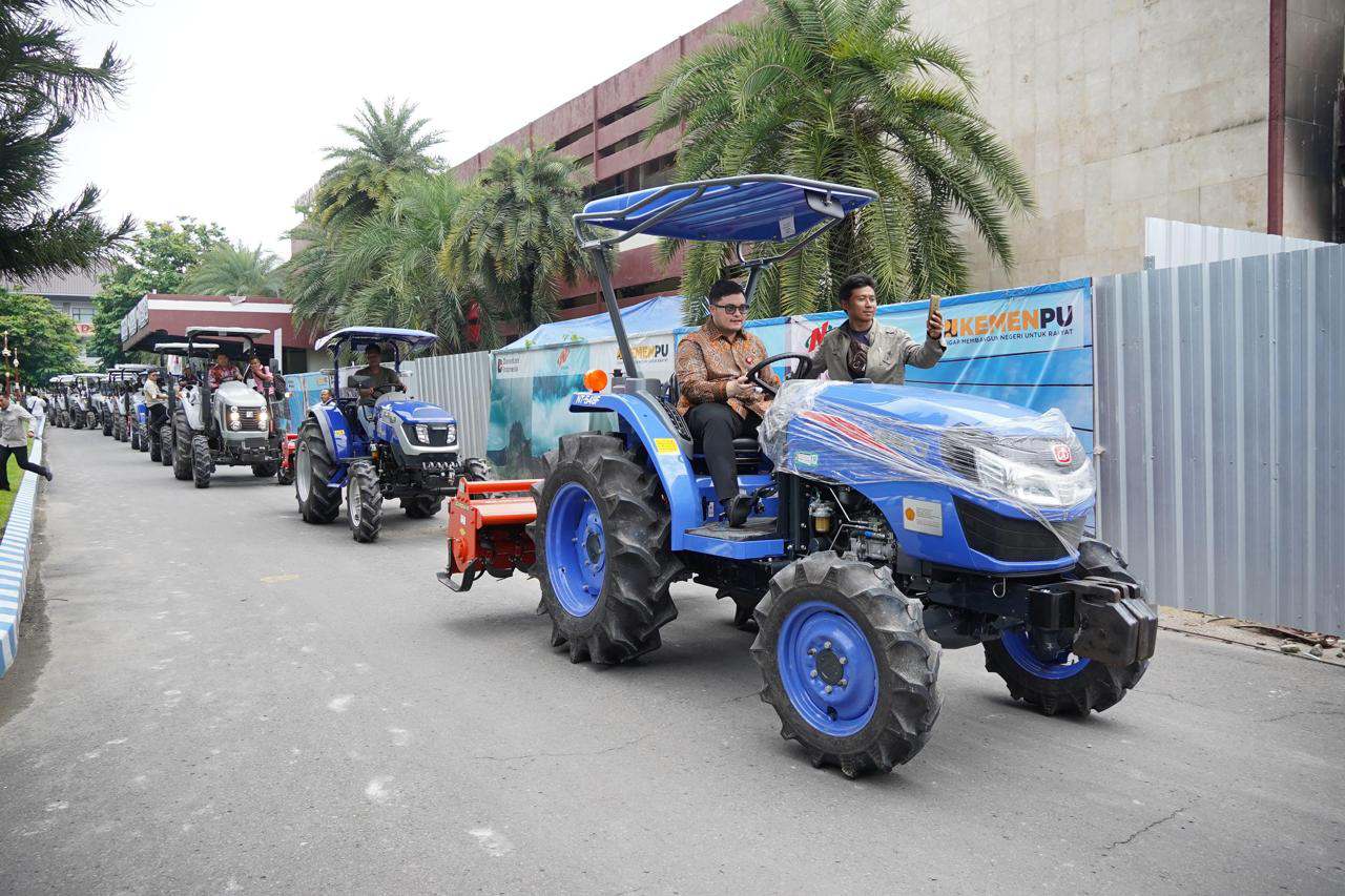 Bupati Kediri saat mencoba mengoperasionalkan traktor roda empat yang diserahkan kepada petani. (Ist)