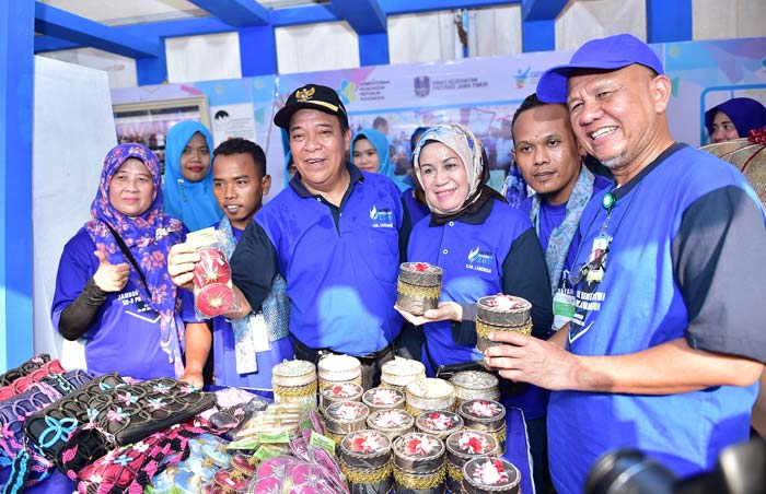 Direktur Bina Kesehatan Jiwa Kemenkes RI, Irmansyah, didampingi Fadeli saat menghadiri Jambore Kesehatan Jiwa ke-3 tingkat Jawa Timur di halaman parkir Stadion Surajaya, Lamongan.