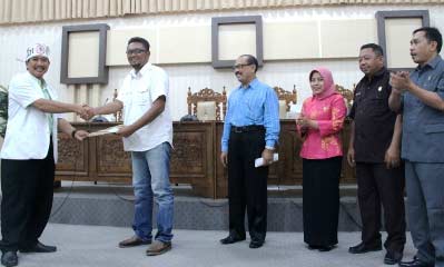 Ketua DPRD I Made Cahyana Negara saat terima petisi dari ketua IDI Banyuwangi, Dr. Yos Hermawan.