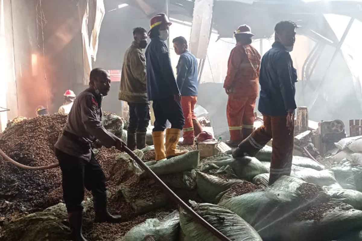 Petugas Damkar Pos Waru dan Pos Krian, bersama Polisi saat melakukan pemadaman di tiga gudang yang terbakar, Kamis (9/3/2023).