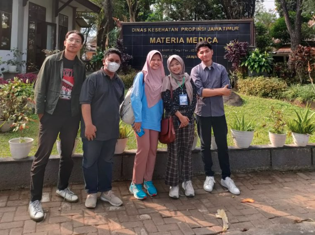 Lima mahasiswa Unair yang berhasil menciptakan inovasi alternatif terapi Osteoarthritis (foto: Ist)
