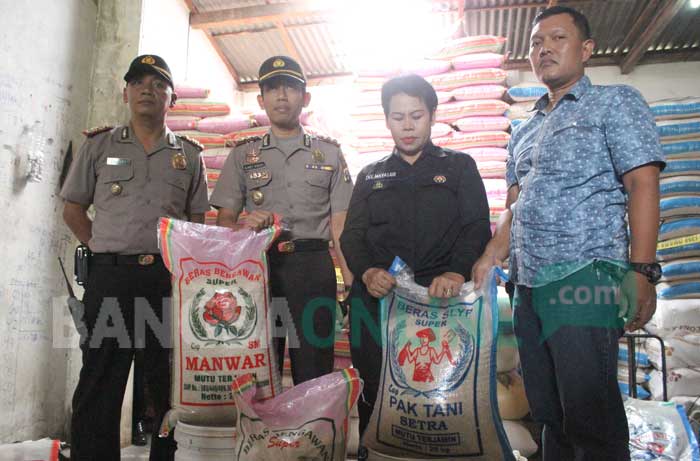 Kapolres Blitar AKBP Slamet Waloya saat menunjukkan beras berpemutih yang sudah dikemas. foto: AKINA/ BANGSAONLINE