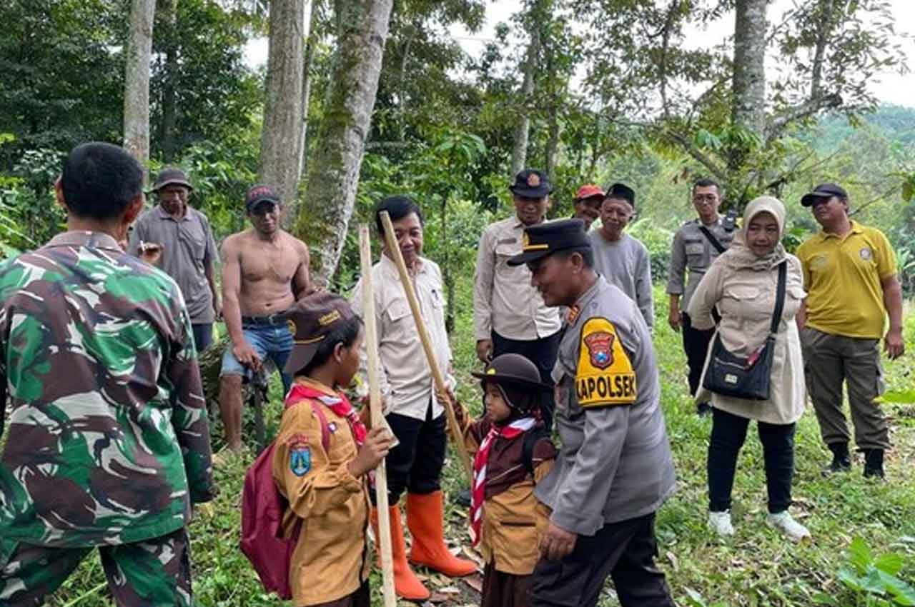 Warga Desa Klungkung, Sukorambi, Jember, bersama polisi saat melakukan pengecekan lokasi penyerangan monyet liar. Foto: Ist.