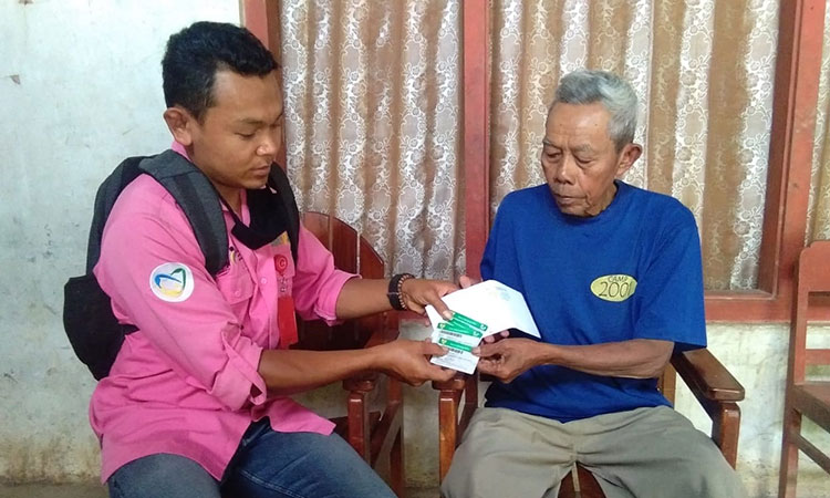 Relawan Gertak (baju pink) saat mendatangi rumah pemohon Program Gertak. (foto: HERMAN/ BANGSAONLINE)