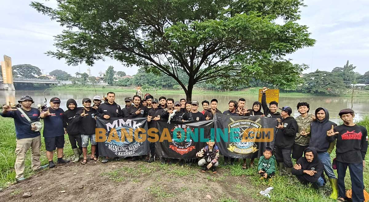 Puluhan relawan sebelum aksi penebaran benih ikan di Sungai Brantas, Kota Kediri. Foto: MUJI HARJITA/BANGSAONLINE