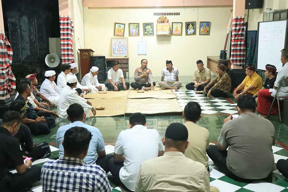 Kapolres Gresik AKBP Ramadhan Nasution saat bersilaturahmi dengan umat Hindu di Desa Pengalangan, Kecamatan Menganti. (Ist)