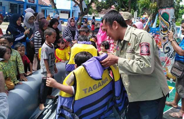 Siswa PAUD saat mendapatkan materi kebencanaan dari Tagana Dinsos Situbondo, di Taman Jembatan Peduli Anak Bangsa. foto: MURSIDI/ BANGSAONLINE