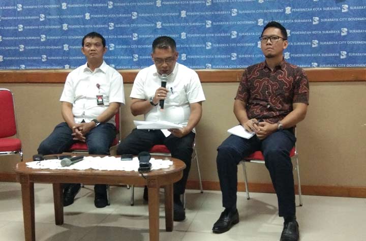 Kepala Badan Penanggulangan Bencana (BPB) Linmas Kota Surabaya Eddy Christijanto (tengah) bersama Kasatreskim Polrestabes Surabaya AKBP Sudamiran, saat jumpa pers di Kantor Humas Pemkot Surabaya, Rabu (13/2) siang. foto: YUDI ARIANTO/ BANGSAONLINE