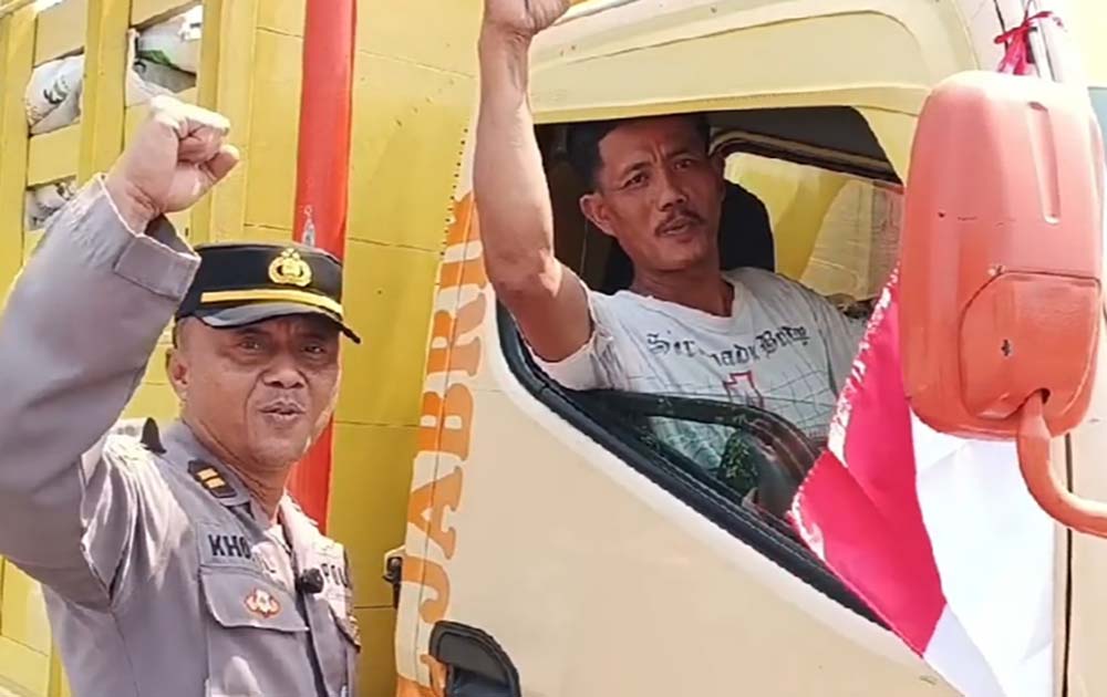 Bangkitkan Semangat Nasionalisme para Sopir, Polsek Jenu Bagikan Bendera di Jalan Pantura