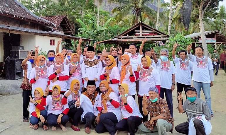 Cabup Arifin bersama Warga Desa Nglebo, Kecamatan Suruh, Trenggalek. foto: HERMAN/ BANGSAONLINE