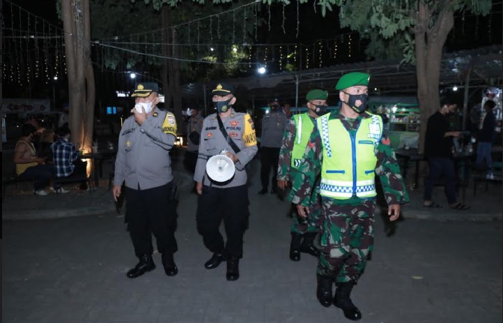 Petugas gabungan sosialisasi protokol kesehatan di Alun-alun Situbondo

