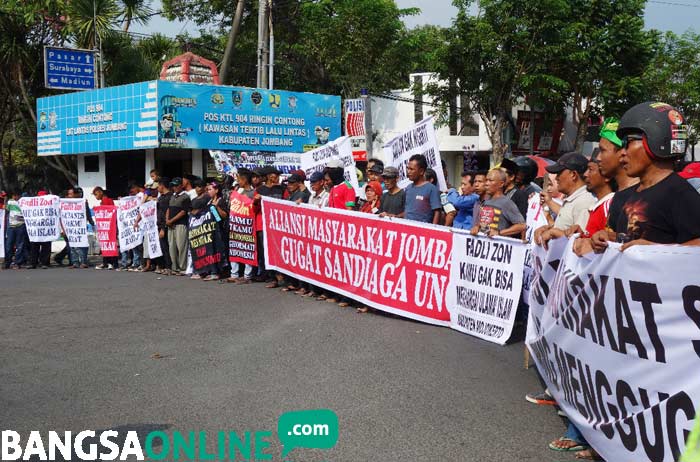 Aksi massa saat unjuk rasa di bundaran ringin contong. foto: RONY S/ BANGSAONLINE
