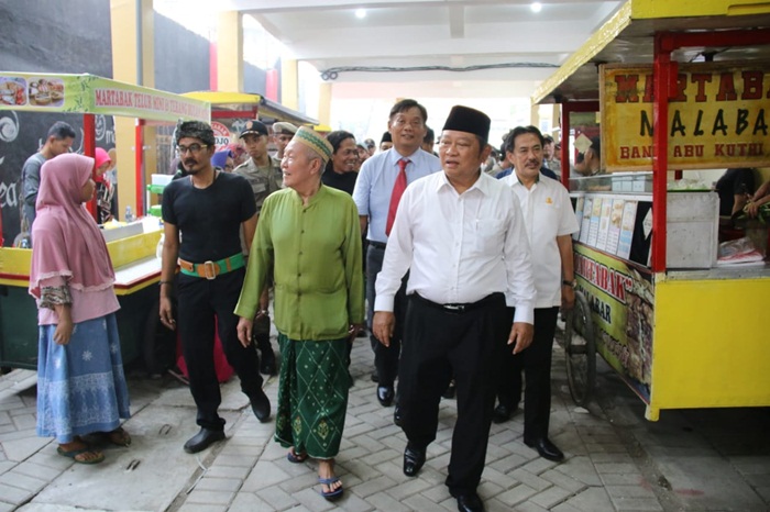 TINJAU STAN: Bupati Sidoarjo H Saiful Ilah saat meresmikan Sentra PKL Gajahmada, Rabu (9/1).Foto: Ist