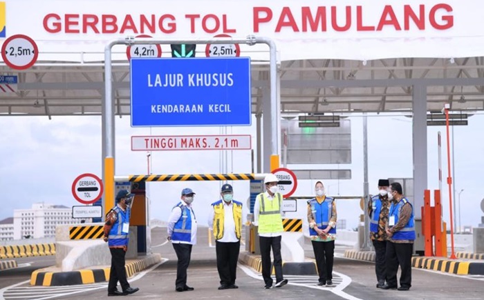 Presiden Joko Widodo meresmikan Jalan Tol Serpong - Cinere Ruas Serpong - Pamulang dan Jalan Tol Cengkareng - Batuceper - Kunciran, di Gerbang Tol (GT) Pamulang, Jalan Tol Serpong - Cinere.