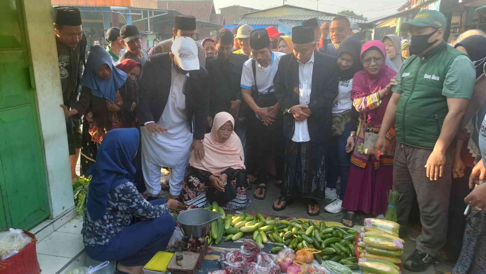 Di Pasar Kedung Maling, Kiai Asep Borong Ikan, Daging Ayam, Sayur, Kerupuk dan Bubur