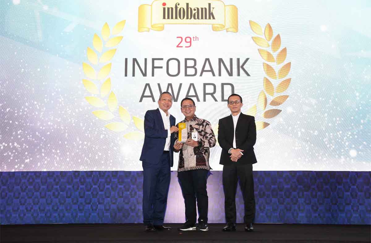 Direktur Keuangan dan Strategi Bank DKI, Romy Wijayanto (tengah), saat menerima penghargaan Golden Trophy The Excellent Performance Bank In 5 Consecutive Years (2018-2023).