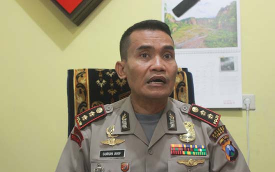 Kapolres Tuban, AKBP Arif Guruh Dermawan, saat jumpa pers di Mapolres Tuban. (foto: suwandi/BANGSAONLINE)