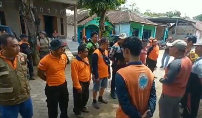 Suasana koordinasi petugas saat mengevakuasi dua bocah TK yang terseret arus Sungai Welang, Kabupaten Pasuruan.