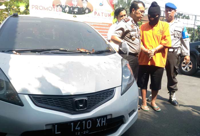 Kapolres Makota AKBP Dr Hoirudin Hasibuan SH MHum, didampingi Kasat Reskrim Polres Makota AKP Heru Dwi Purnomo bersama tersangka kasus penipuan online, Jumat (08/09).