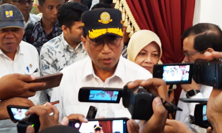 Menteri Perhubungan RI Budi Karya Sumadi diwawancarai wartawan.